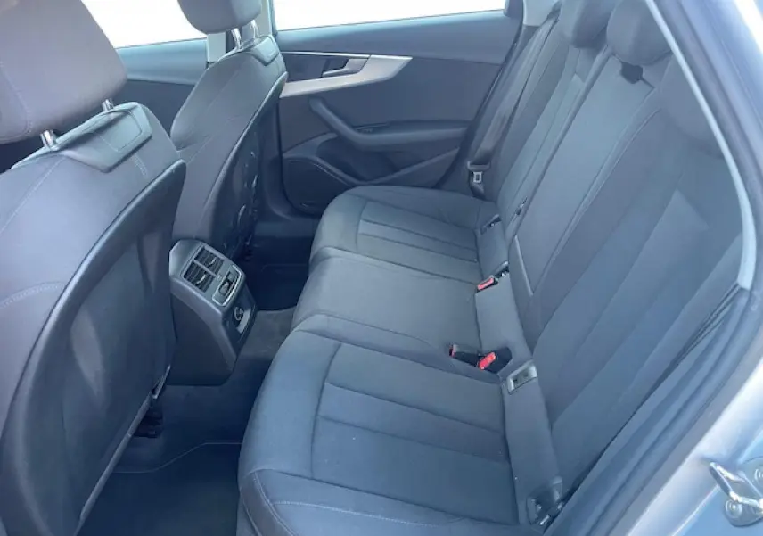 Vue intérieure côté droit des sièges arrière en tissu noir de l'Audi A4 S Line 2019.