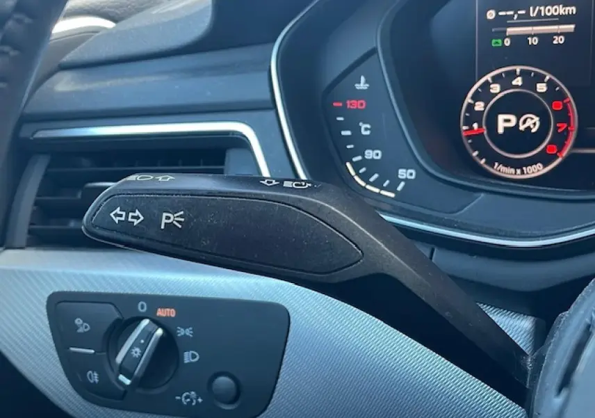 Détail du commodo de clignotant et tableau de bord numérique de l'Audi A4 argent fleuret 2019.