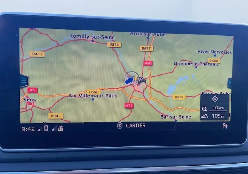 Écran central du système MMI navigation d'une Audi A4 2019 affichant une carte routière détaillée.