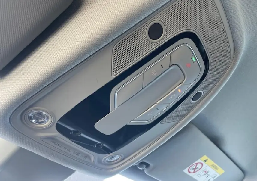 Plafonnier intérieur gris clair de l'Audi A4 2019 S line avec commandes d'éclairage et haut-parleur intégré.