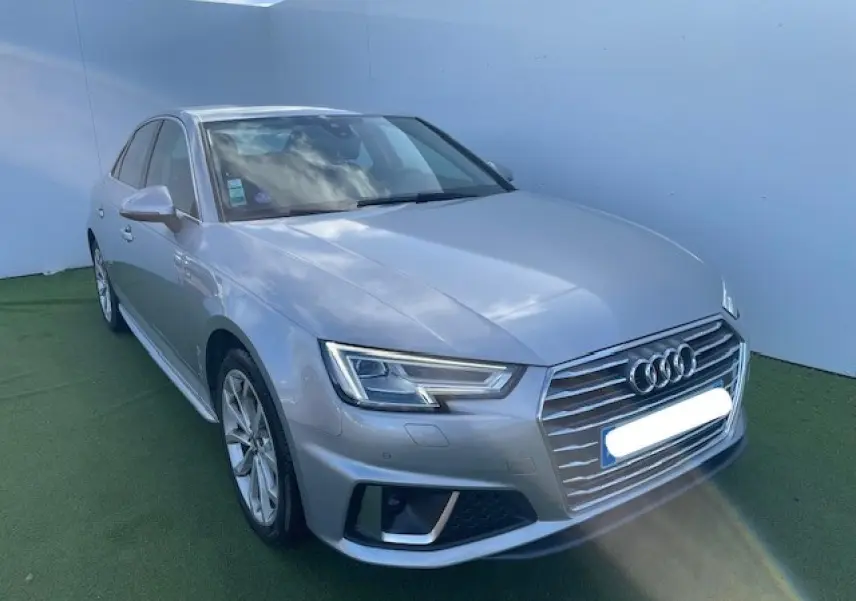 Audi A4 2019 argent fleuret métal vue 3/4 avant gauche avec calandre large et phares LED distinctifs