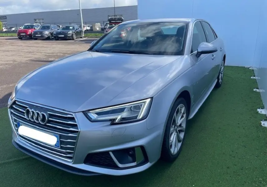 Audi A4 S line argent fleuret métal vue 3/4 avant droit avec phares LED et calandre chromée distinctive.