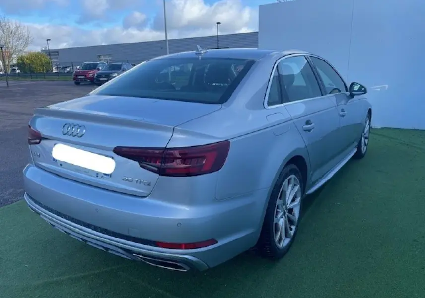 Audi A4 S line argent métallisé vue 3/4 arrière droit avec feux arrière LED et jantes 5 branches en Y