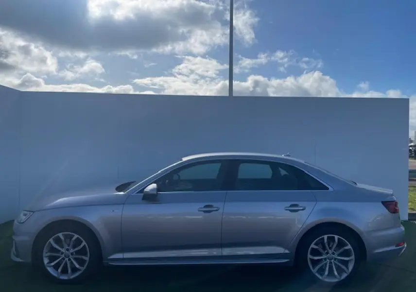 Audi A4 S line argent fleuret métal vue de profil côté gauche sur fond extérieur clair.