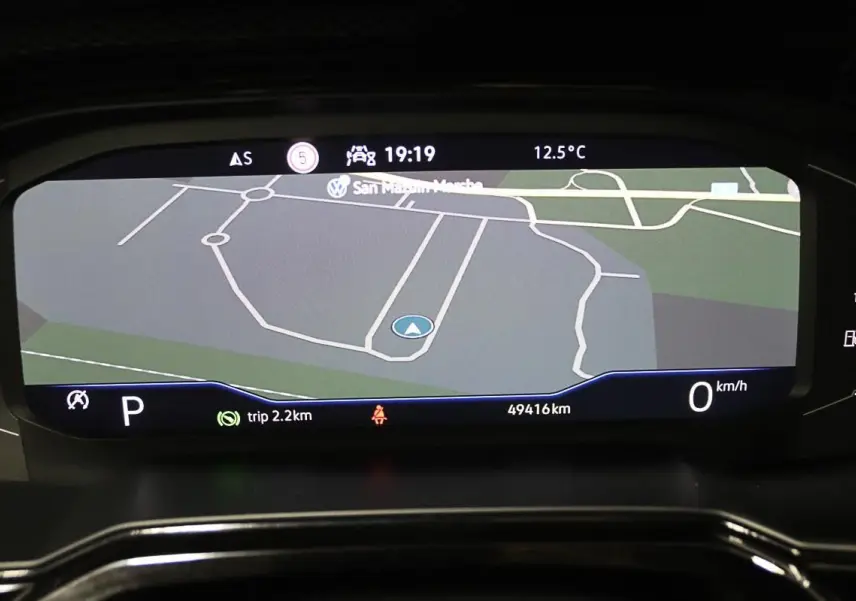 Affichage du Virtual Cockpit de la Volkswagen Polo 2022 montrant la navigation GPS et les informations de conduite.