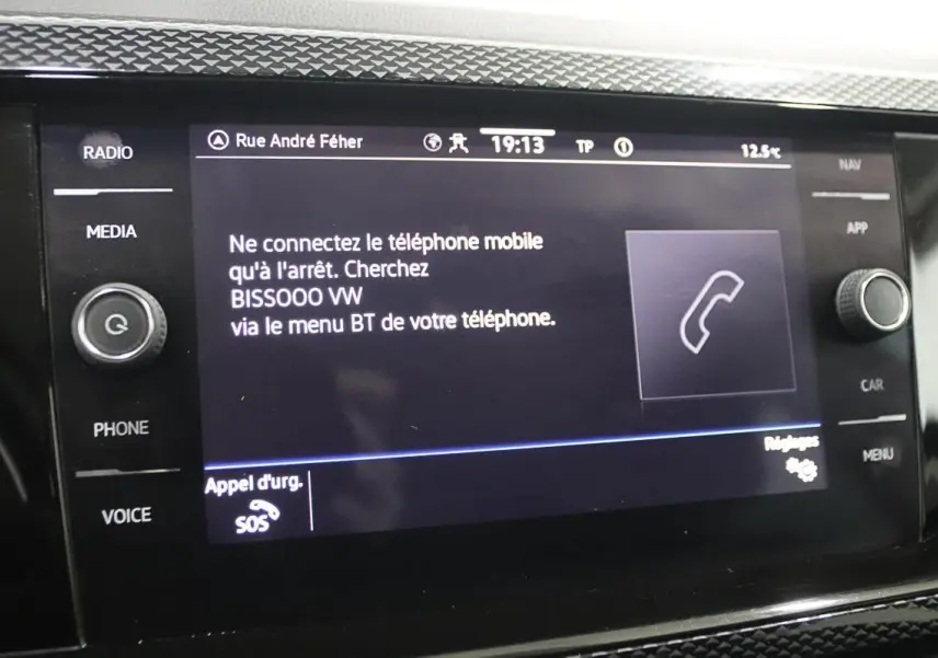 Écran tactile du système multimédia Volkswagen Polo 2022 affichant instructions de connexion Bluetooth en intérieur noir.