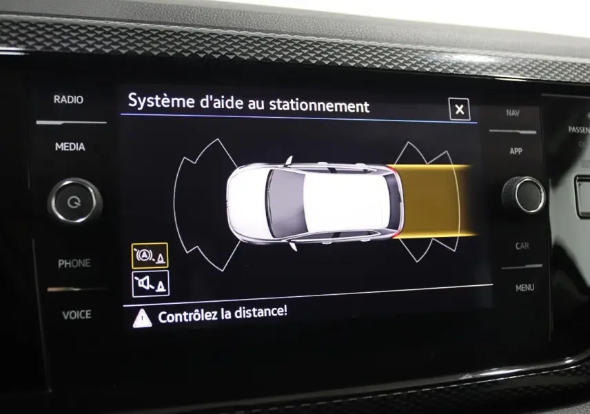 Écran du système d'aide au stationnement de la Volkswagen Polo 1.0 TSI noire, affichant la détection arrière en jaune.