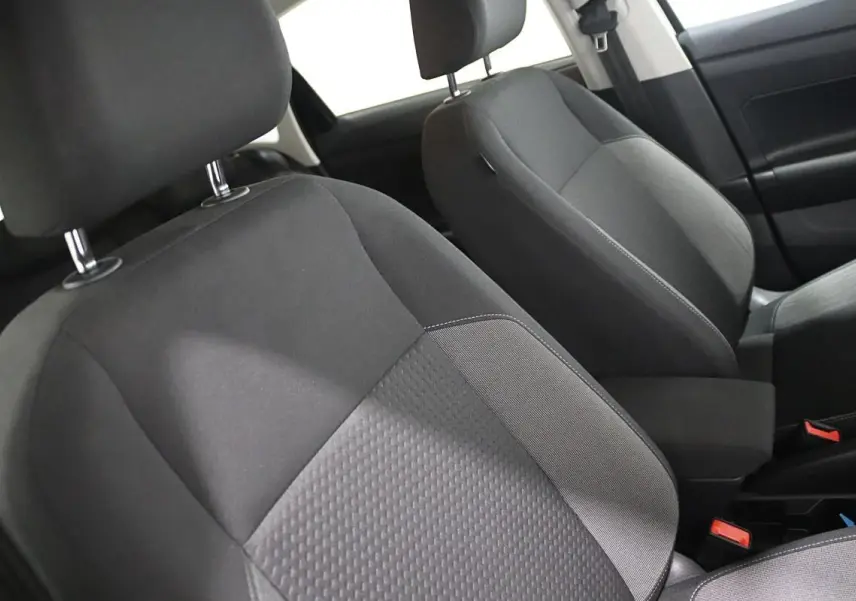 Gros plan sur les sièges avant en tissu gris et noir de la Volkswagen Polo 1.0 TSI 95 DSG 2022 avec sièges chauffants.
