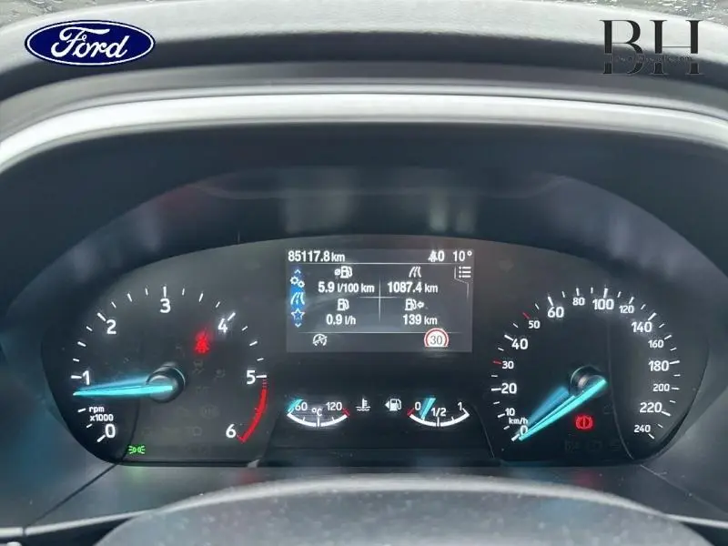 Vue rapprochée du tableau de bord numérique de la Ford Focus SW 2020, affichant les compteurs et informations de conduite.