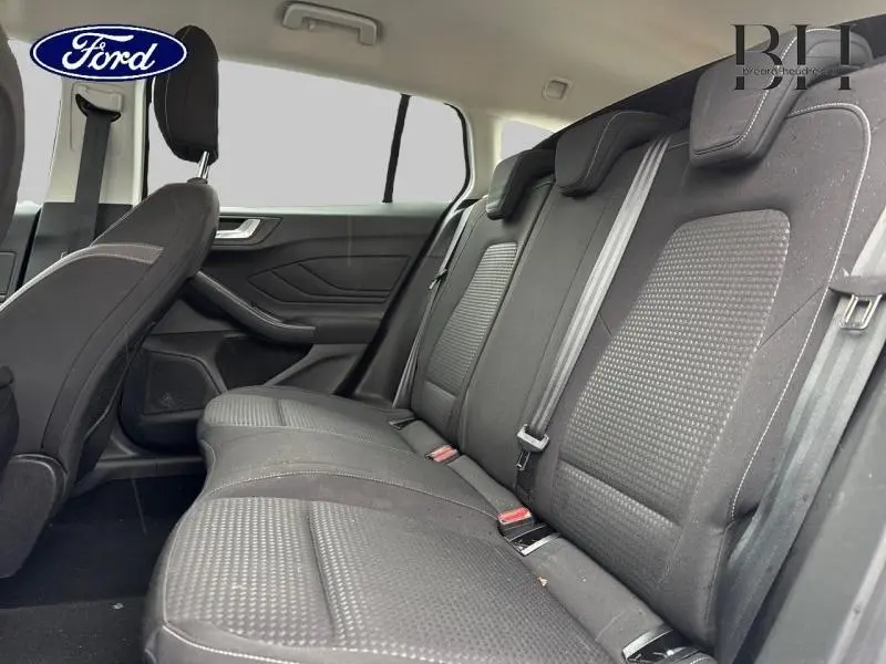 Vue intérieure côté droit des sièges arrière en tissu noir de la Ford Focus SW 1.5 EcoBlue 2020.