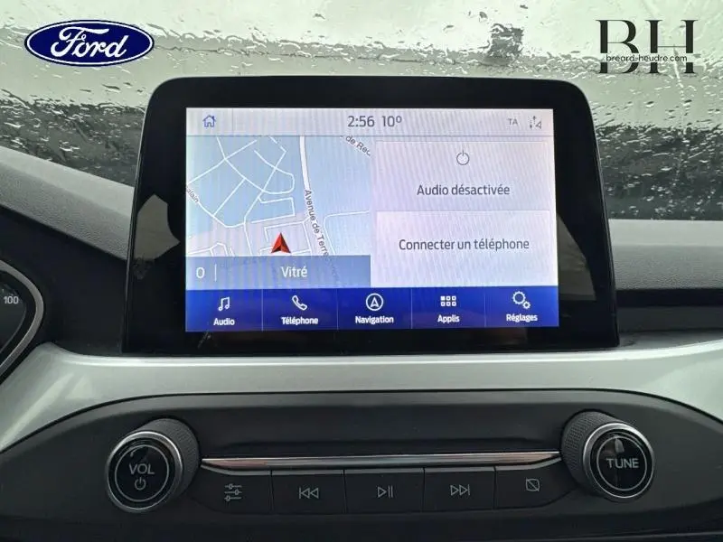 Écran tactile central de la Ford Focus SW 2020 montrant la navigation et options audio, vue de face intérieure.