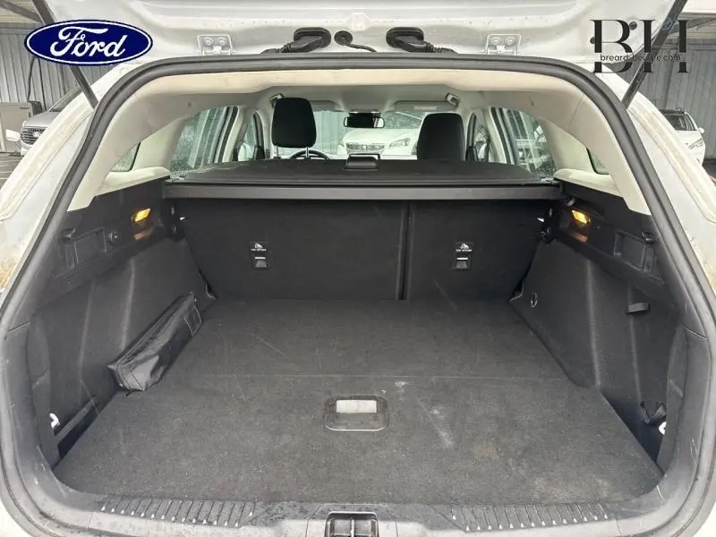 Vue intérieure du coffre spacieux d'une Ford Focus SW 1.5 EcoBlue 2020 avec habillage noir et cache-bagages.