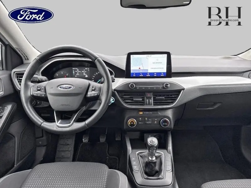 Vue intérieure avant de la Ford Focus SW 1.5 EcoBlue 2020, volant cuir multifonction et écran tactile central.
