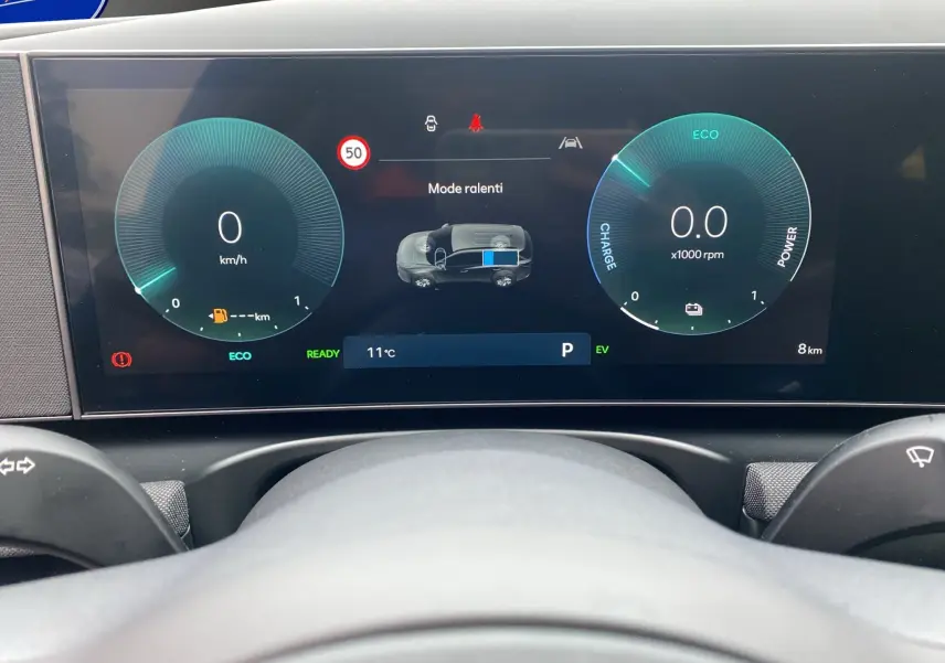 Vue rapprochée du tableau de bord numérique du Hyundai Tucson gris, affichant la vitesse et mode ralenti.