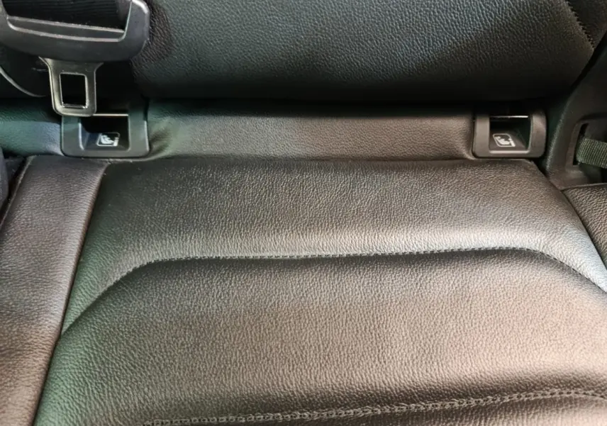 Détail du siège arrière noir du Volkswagen Tiguan 1.4 eHybrid 2023, montrant les attaches Isofix.