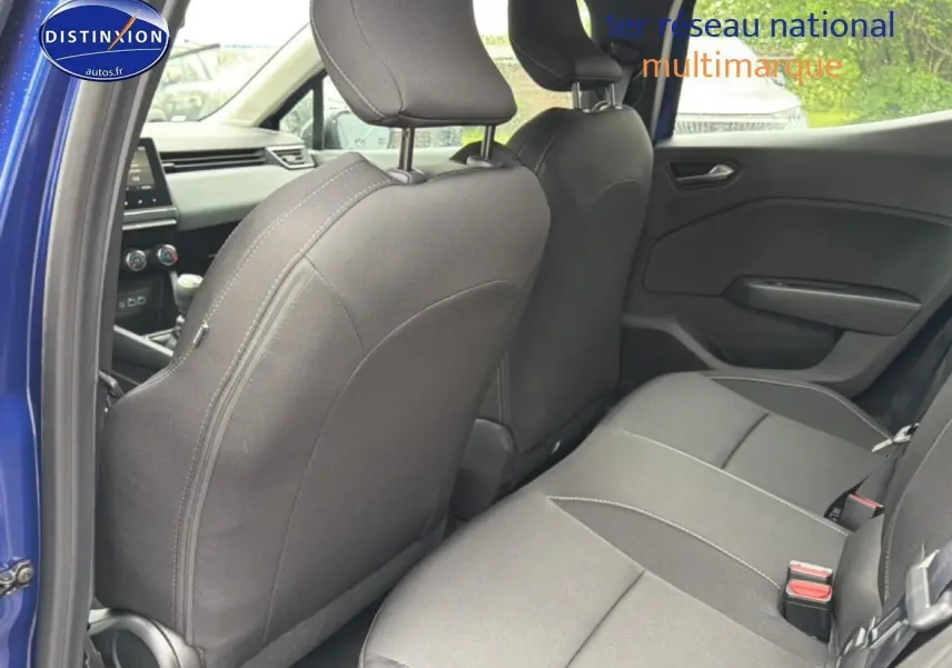 Vue intérieure arrière côté gauche de la Renault Clio V bleu iron, montrant la banquette et le dossier des sièges avant noirs.