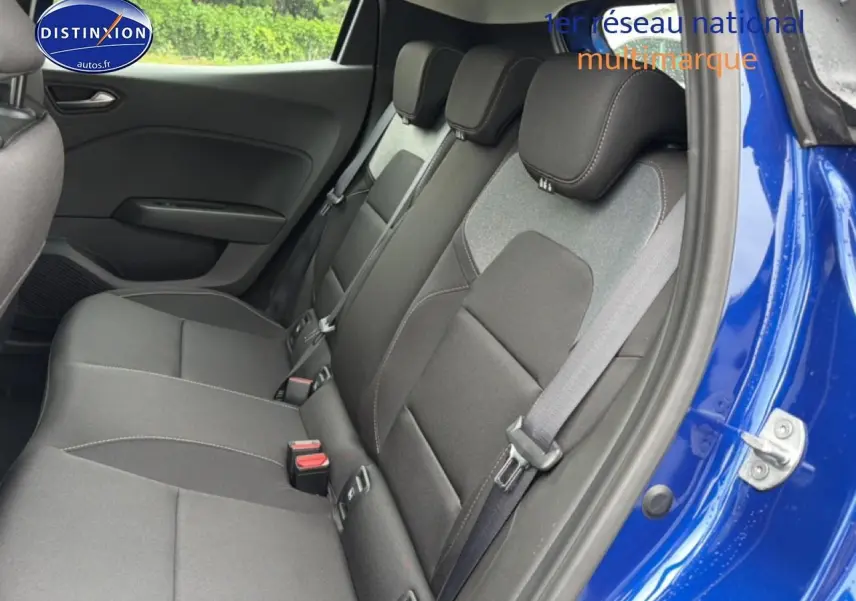 Vue côté droit sur la banquette arrière noire de la Renault Clio V Bleu Iron avec ceinture et porte ouvert.