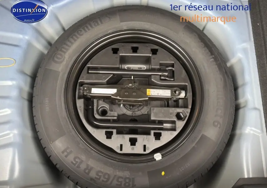 Roue de secours et outillage rangés dans le coffre d'une Renault Clio V Bleu Iron, vue de dessus.