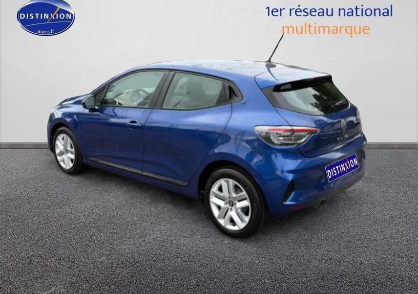 Renault Clio V bleu iron vue 3/4 arrière droit, avec feux LED et jantes alliage argentées.