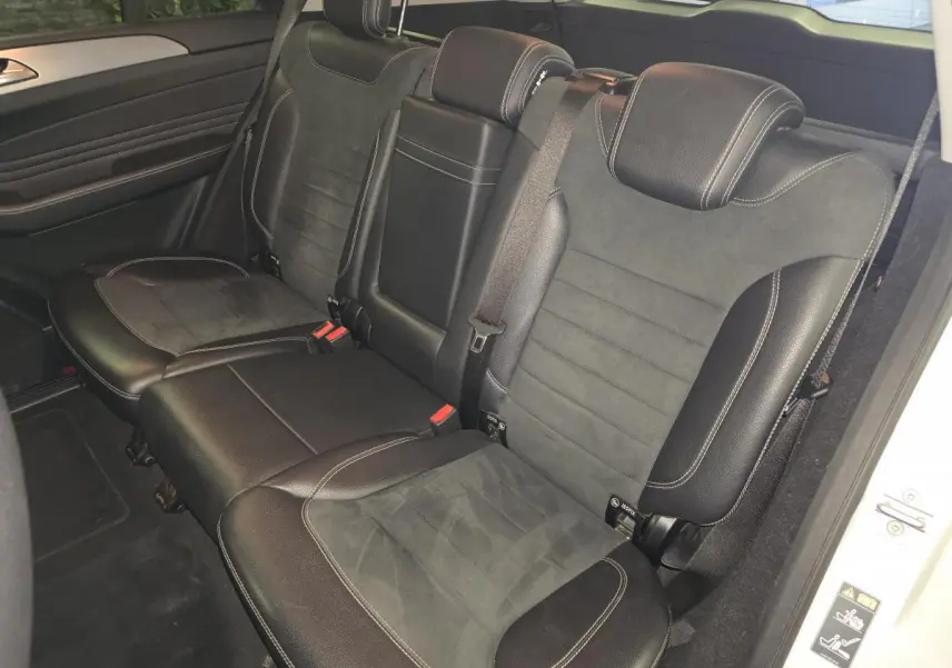 Vue intérieure côté droit montrant la banquette arrière en cuir noir et alcantara du Mercedes Classe M ML 350 BlueTEC 2014.