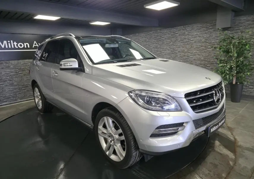 Mercedes Classe M ML 350 BlueTEC gris métallisé, vue 3/4 avant droit avec jantes alliage 20 pouces et toit panoramique.