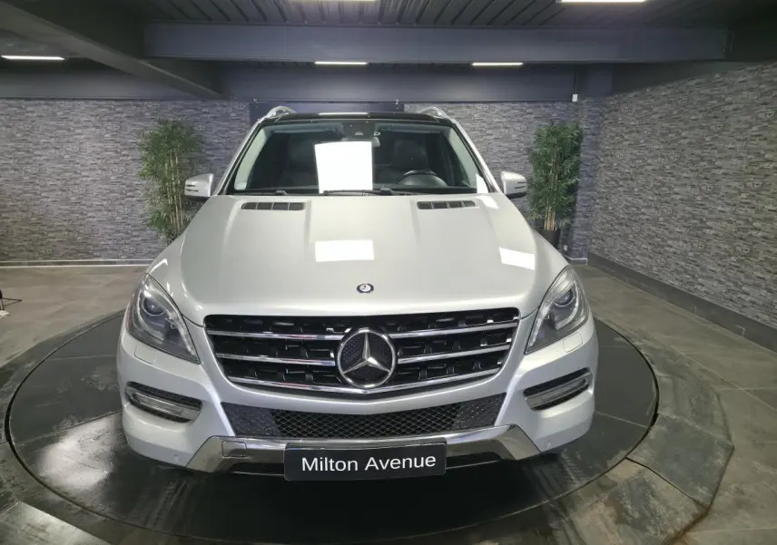 Vue avant d'un Mercedes Classe M ML 350 BlueTEC gris métallisé avec calandre chromée et logo central.