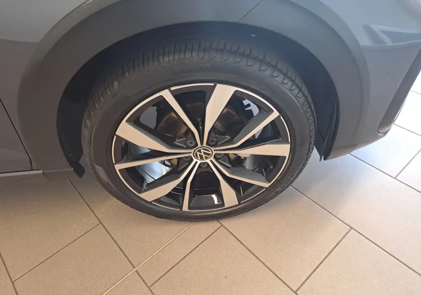 Gros plan sur la jante alliage 18 pouces "Misano" noir et argent du Volkswagen Taigo gris cendre, côté gauche.
