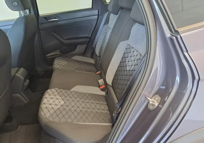 Vue intérieure côté droit des sièges arrière du Volkswagen Taigo gris cendre, avec sellerie tissu à motifs géométriques.