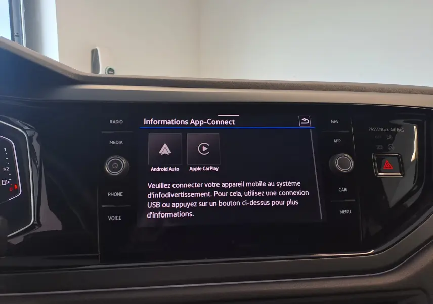 Écran tactile central du Volkswagen Taigo 2025 affichant les options Android Auto et Apple CarPlay, intérieur noir.