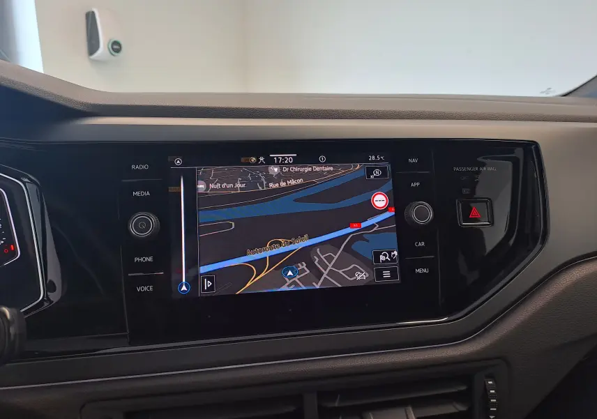 Vue rapprochée de l’écran tactile central du Volkswagen Taigo 2025 affichant la navigation GPS.
