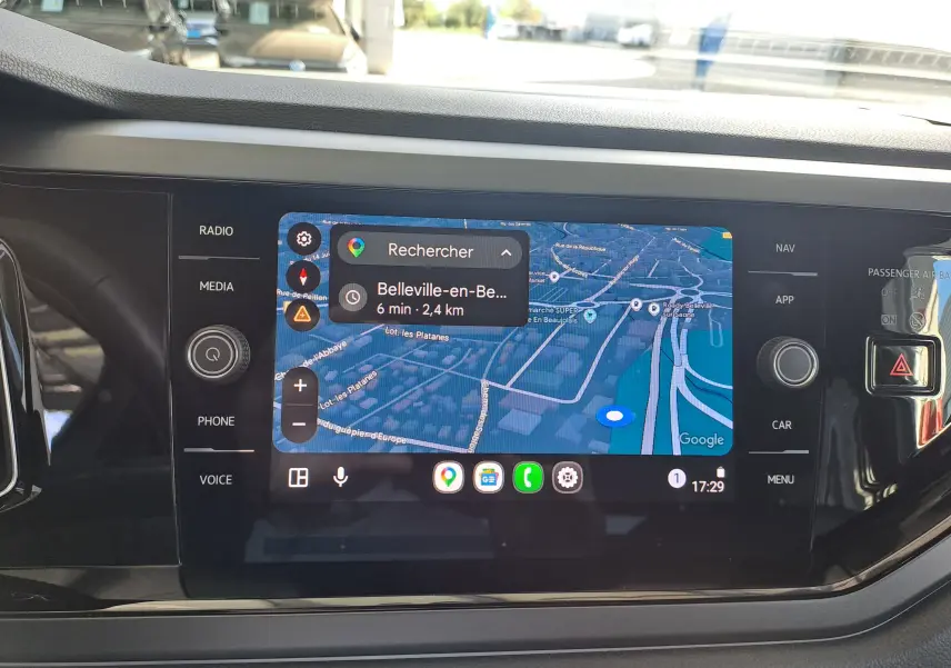 Écran tactile central du Volkswagen Taigo 2025 affichant la navigation GPS avec carte en mode nuit.