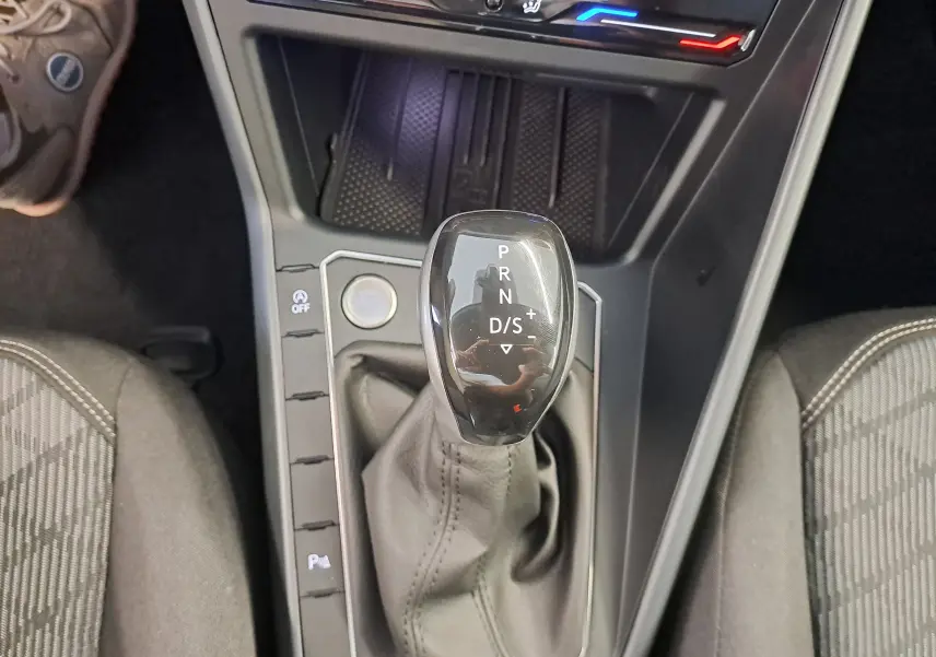 Vue rapprochée du levier de vitesses automatique DSG7 dans l'habitacle du Volkswagen Taigo gris cendre, version R-Line Edition.