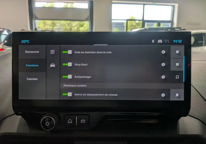 Écran tactile central du Citroën Berlingo blanc 2025 affichant les fonctions d’aide à la conduite en intérieur véhicule.