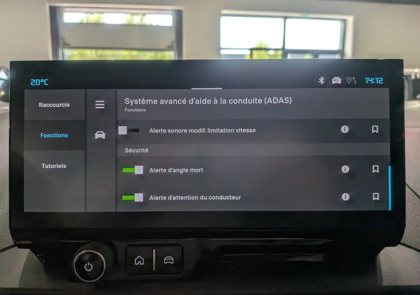 Écran tactile intérieur du Citroën Berlingo 2025 blanc, affichant les fonctions avancées d’aide à la conduite.