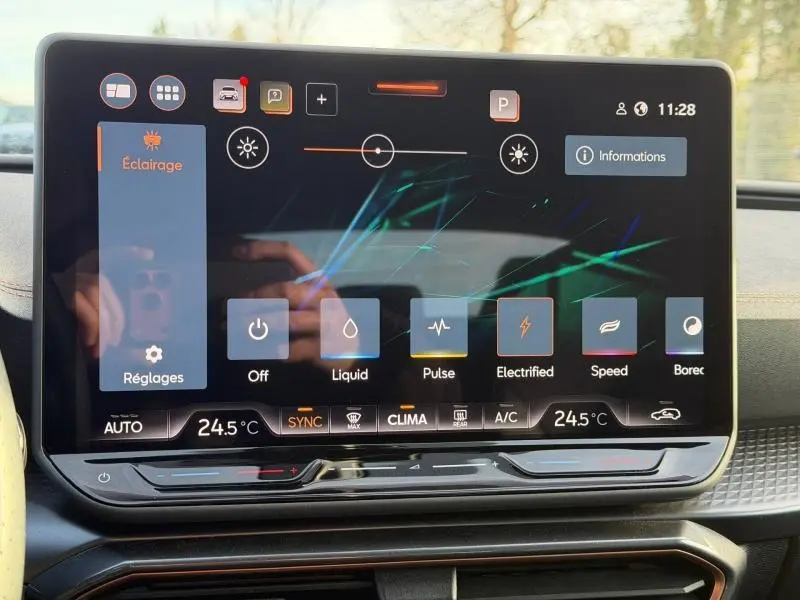 Écran tactile central du tableau de bord du SEAT LEON 2025, affichant les réglages d’éclairage et climatisation digitale.