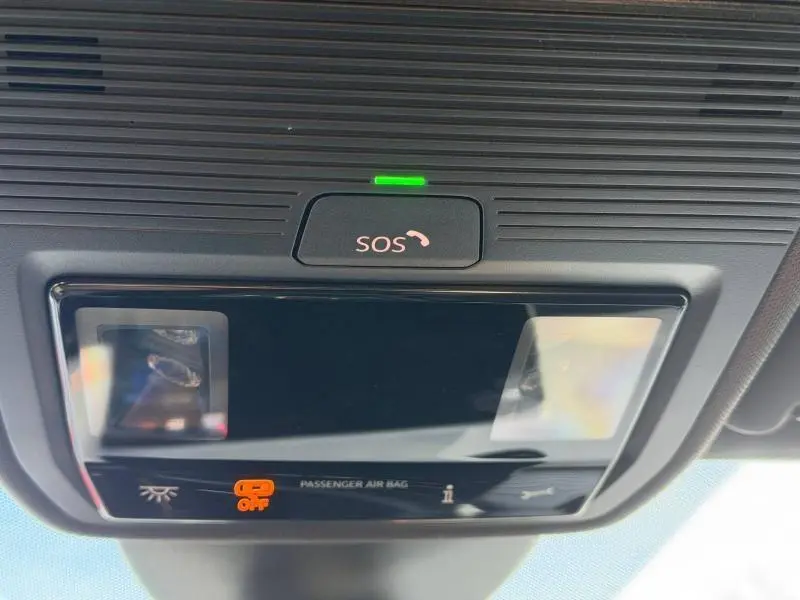Détail du plafonnier intérieur avec bouton SOS et témoin airbag passager désactivé dans une SEAT LEON 2025.