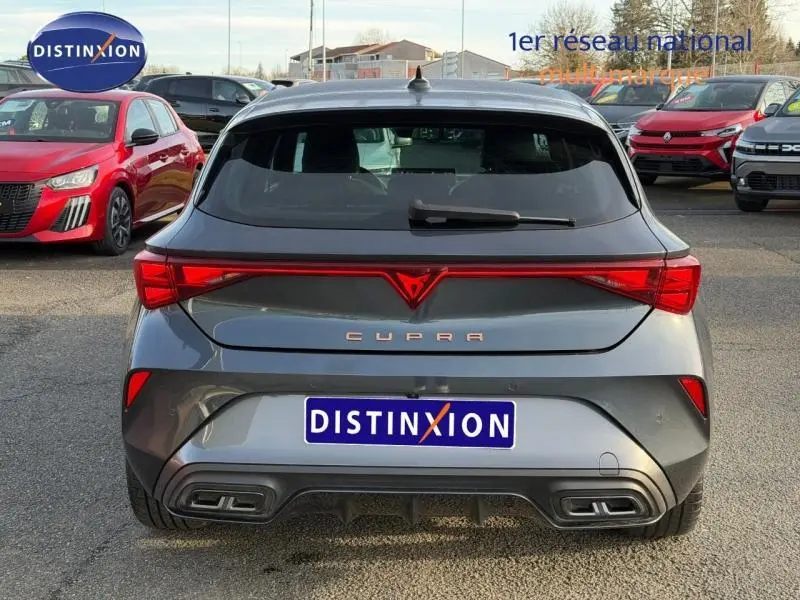Vue arrière d'une SEAT LEON 1.5 eTSI Hybrid gris magnétique métallisé avec feux arrière LED et double sortie d'échappement.