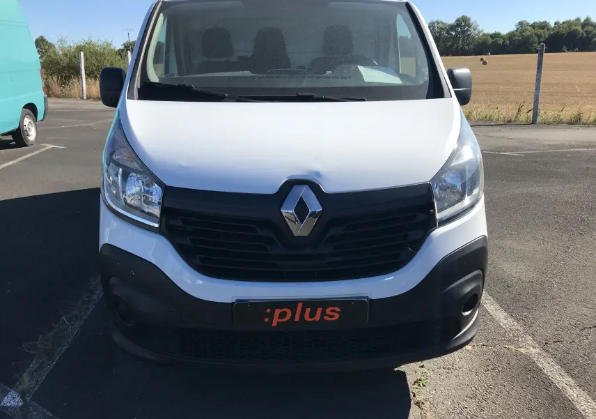 Vue frontale d'un Renault Trafic Fourgon blanc de 2017 avec calandre noire et plaque :plus visible.