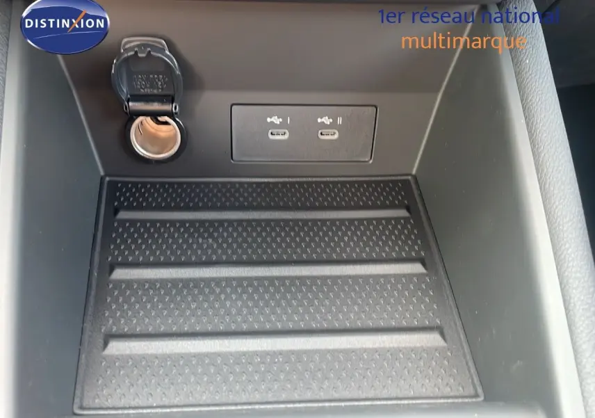 Gros plan sur la console centrale du Renault Captur E-Tech Hybrid 2025, montrant prises USB et prise 12V.