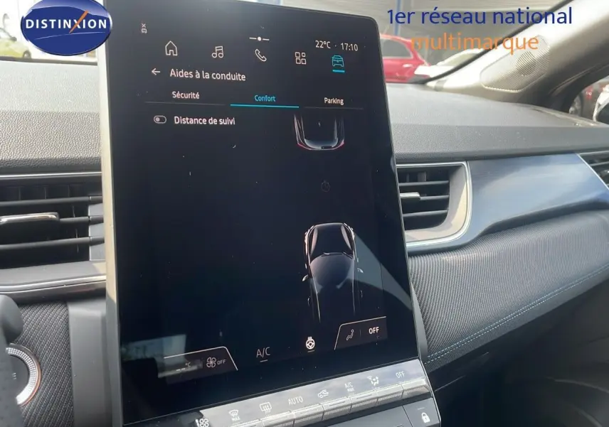 Écran tactile central du tableau de bord du Renault Captur E-Tech gris cassiopée, vue intérieure côté passager.