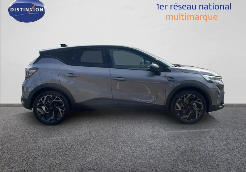 Profil côté gauche du Renault Captur E-Tech hybride 2025 gris cassiopée avec toit noir et jantes noires stylisées.