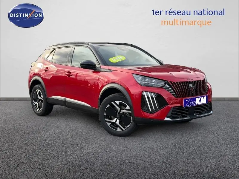 Peugeot 2008 rouge en 3/4 avant droit, avec jantes alu noires et détails de calandre distinctifs.