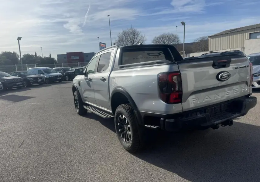 Vue 3/4 arrière droite d'un Ford Ranger gris 2025 avec jantes alliage noires et vitres surteintées.