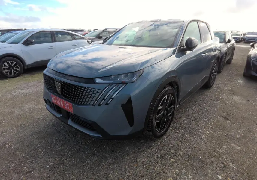 Peugeot 3008 bleu clair en 3/4 avant droit, avec calandre noire et jantes alliage distinctives.