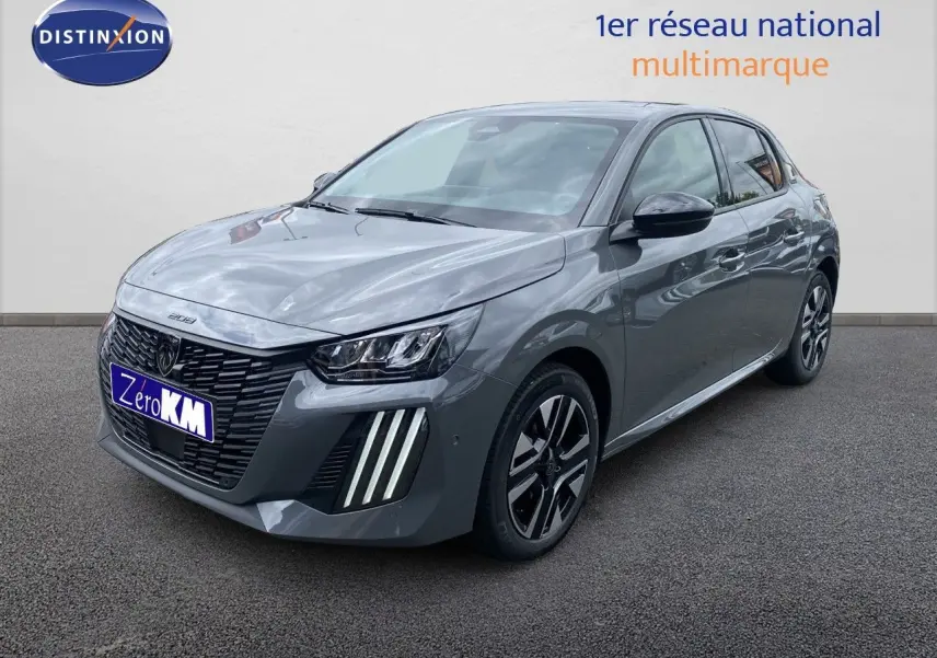 Peugeot 208 Hybrid gris sélénium métal vue 3/4 avant avec feux LED verticaux et jantes alliage noires.