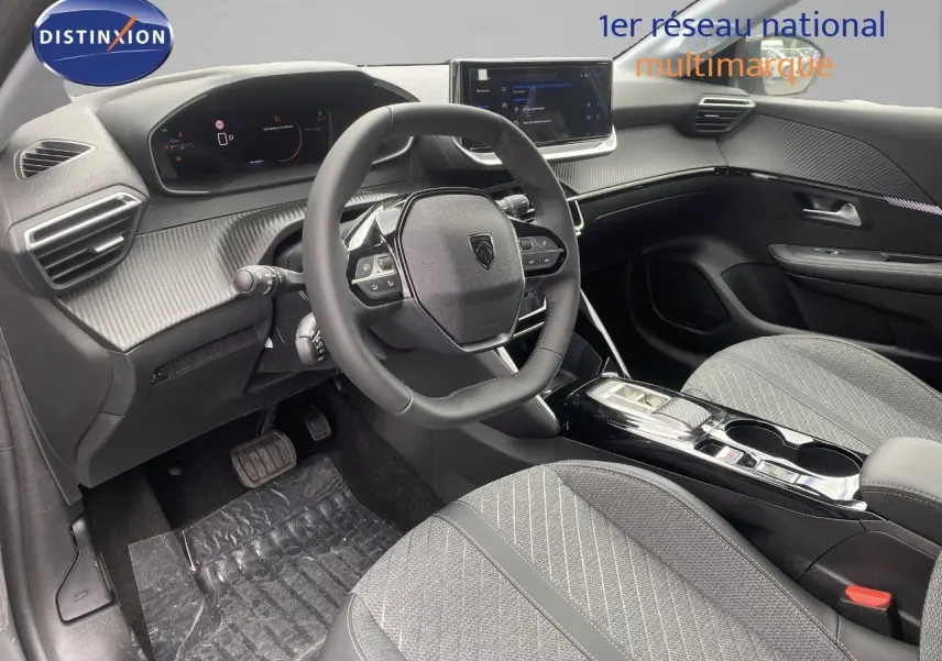 Vue intérieure côté conducteur du Peugeot 208 Hybrid 145ch Allure 2026, avec tableau de bord numérique et sellerie tissu gris.