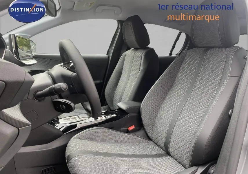 Vue intérieure côté conducteur de la Peugeot 208 Hybrid 145ch Allure 2026, sièges gris tissu et cuir, volant multifonction.