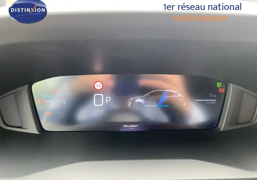 Affichage numérique du tableau de bord de la Peugeot 208 Hybrid 145ch, montrant l'état de charge et la vitesse à l'arrêt.