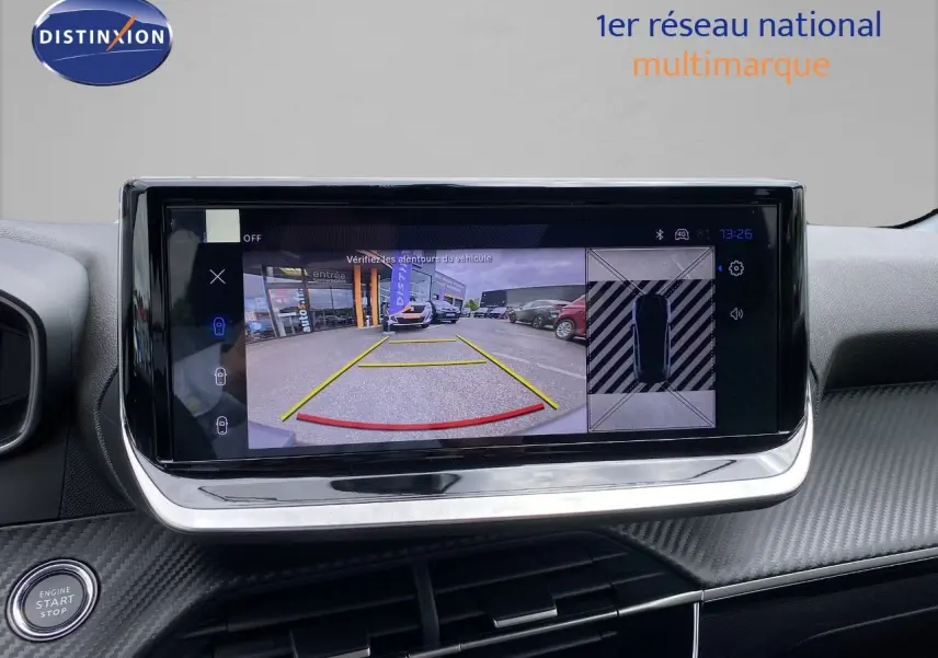 Écran multimédia affichant la caméra de recul d’une Peugeot 208 gris selenium, vue intérieure du tableau de bord.