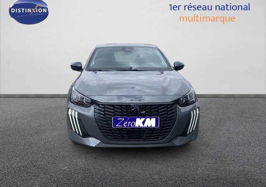 Vue avant d'une Peugeot 208 hybride gris selenium métal avec feux diurnes LED verticaux allumés sur fond neutre.